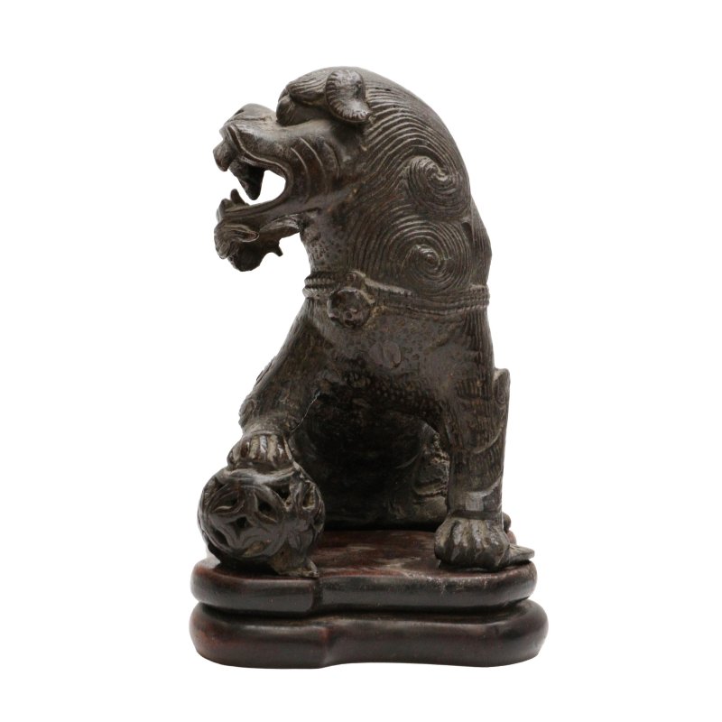 明 銅佛獅坐像 | A Chinese bronze figure of a lion dog, Ming dynasty - 图12