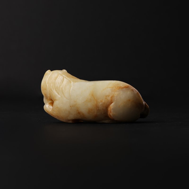 清十八/十九世紀 青玉帶皮馬擺件 | A Chinese celadon and russet jade 'horse' group, 18th/19th century - 图2