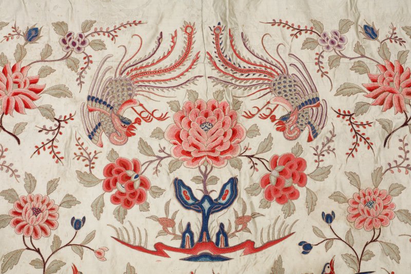 清十九世紀 刺繡花鳥圖掛屏 | A large Chinese embroidered 'birds and flowers' silk panel, Qing dynasty, 19th century - 图3