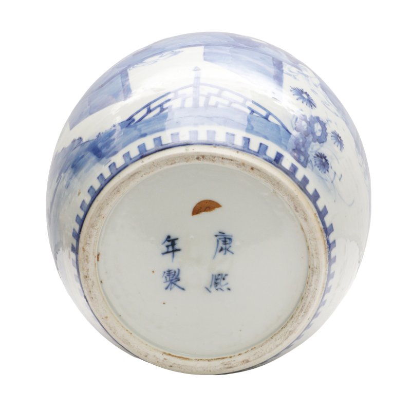 清十九世紀 青花人物故事圖蓋罐一對 《康熙年製》款 | A pair of large Chinese blue and white 'figural' jars and covers, Qing dynasty, 19th century - 图6