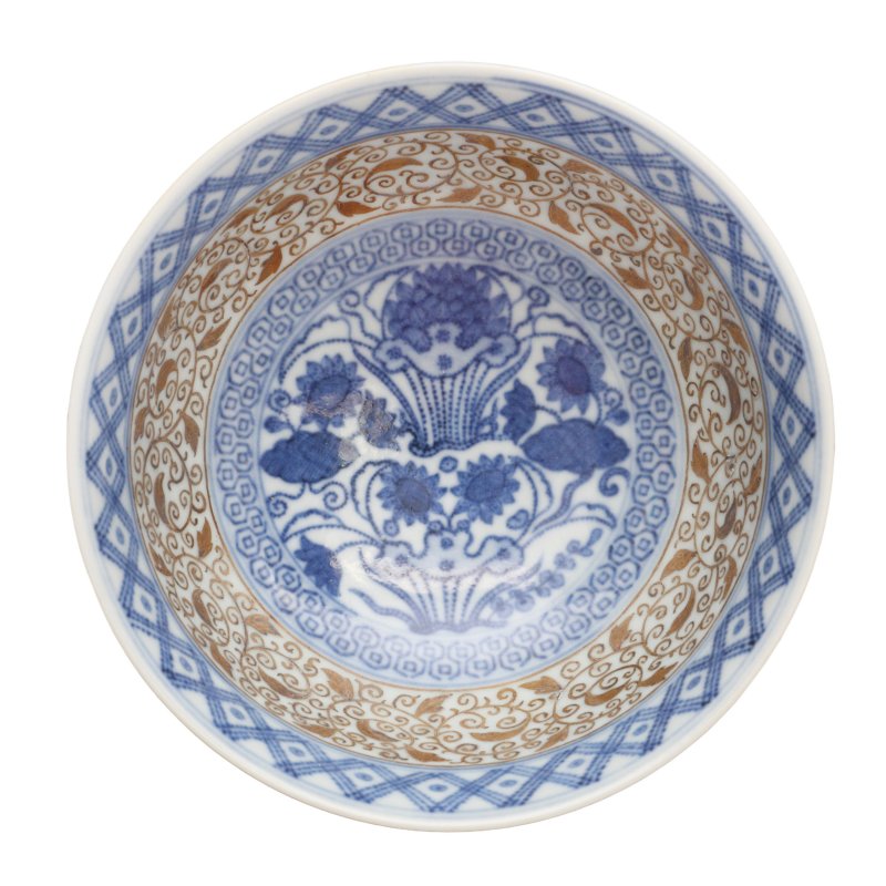 二十世紀 青花描金纏枝花卉紋盌 《彩秀堂製》款 | A Chinese blue and white gilt-decorated bowl, 20th century, Caixiutang mark - 图10