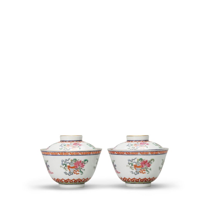 清光緒 礬紅粉彩描金八吉祥紋蓋碗一對 | A PAIR OF FAMILLE-ROSE 'BAJIXIANG' CUPS AND COVERS - 图2