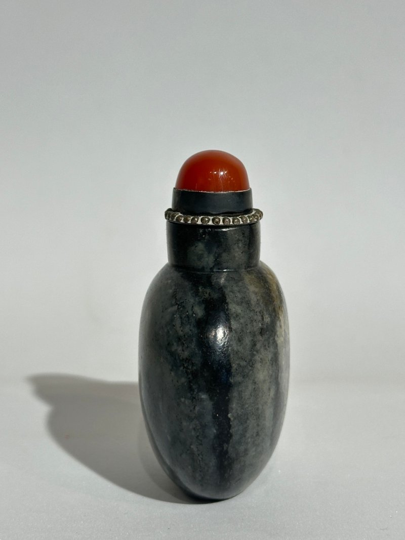 十八/十九世紀 墨玉、灰墨玉光素鼻煙壺二件 | A MOTTLED BLACK JADE AND A GREY AND BLACK JADE SNUFF BOTTLE - 图13