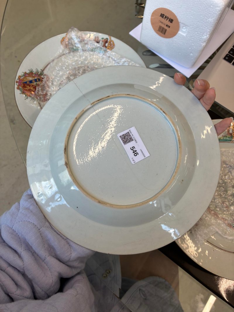 清乾隆 約1745年 粉彩紋章圖盤一組三件 | Three fine and rare Chinese export armorial dishes, Qing Dynasty, Qianlong Period, circa 1745 - 图8