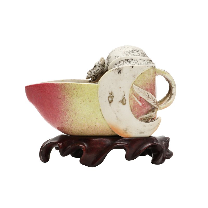 二十世紀 素燒福壽雙全水丞 | A Chinese glazed biscuit ‘bat and peach’ coupe, 20th century - 图3