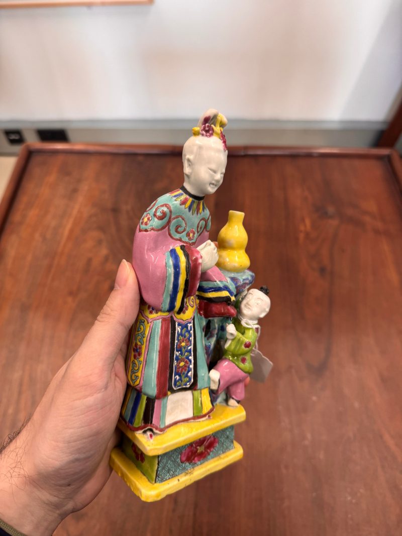 清乾隆 粉彩仕女與童子像 | Santos Collection | A Chinese export famille-rose figure of a lady and boy, Qing dynasty, Qianlong period - 图14