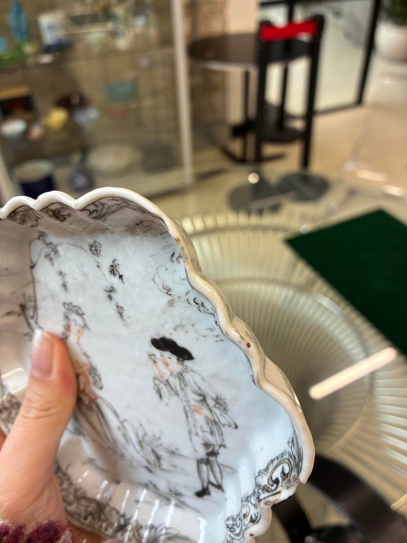清十八世紀 紋章圖盤及西洋人物圖盤一組兩件 | A Chinese armorial saucer and a 'European subject' saucer, Qing dynasty, 18th century - 图12