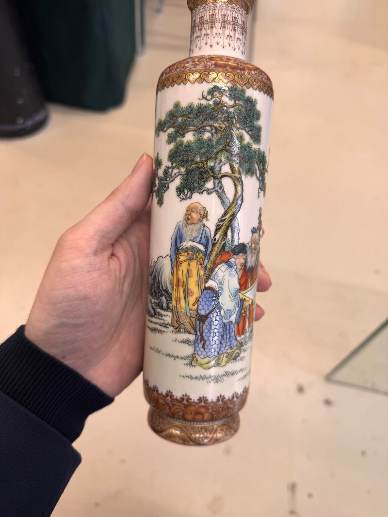 民國 粉彩松下雅聚圖筒式瓶 《懷仁堂製》款 | A fine Chinese famille-rose 'scholars' cylindrical vase, Republic period, Juren tang zhi mark - 图9