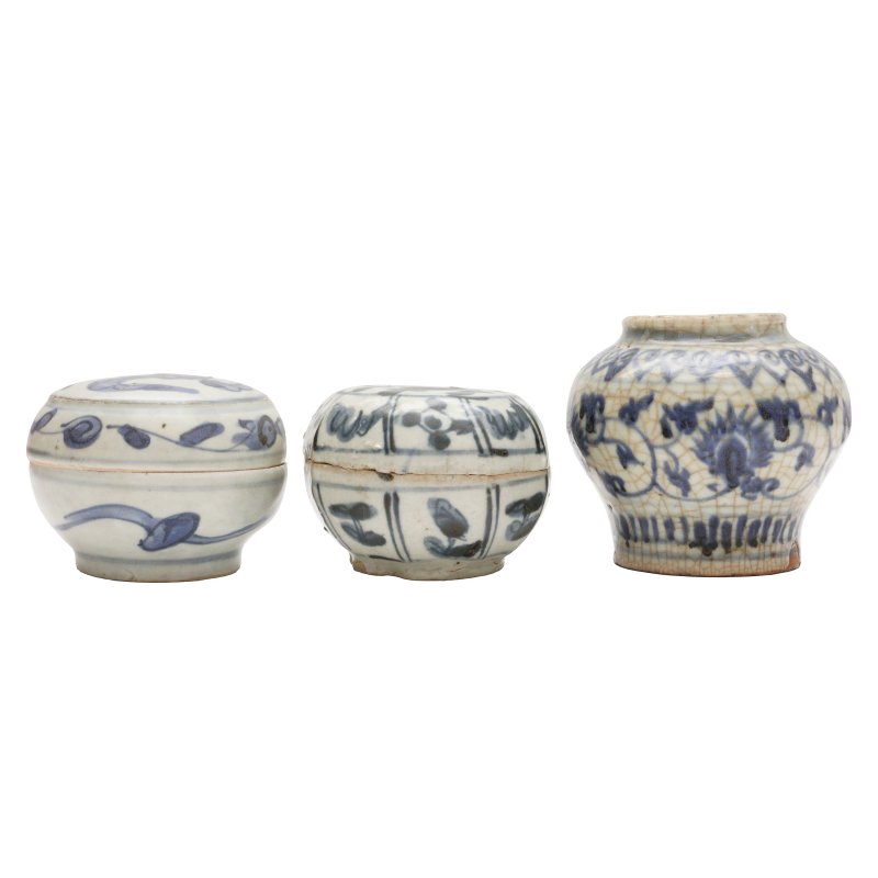 明 青花蓋盒及小罐一組三件 | Two Chinese blue and white boxes and covers and a small jar, Ming dynasty - 图3
