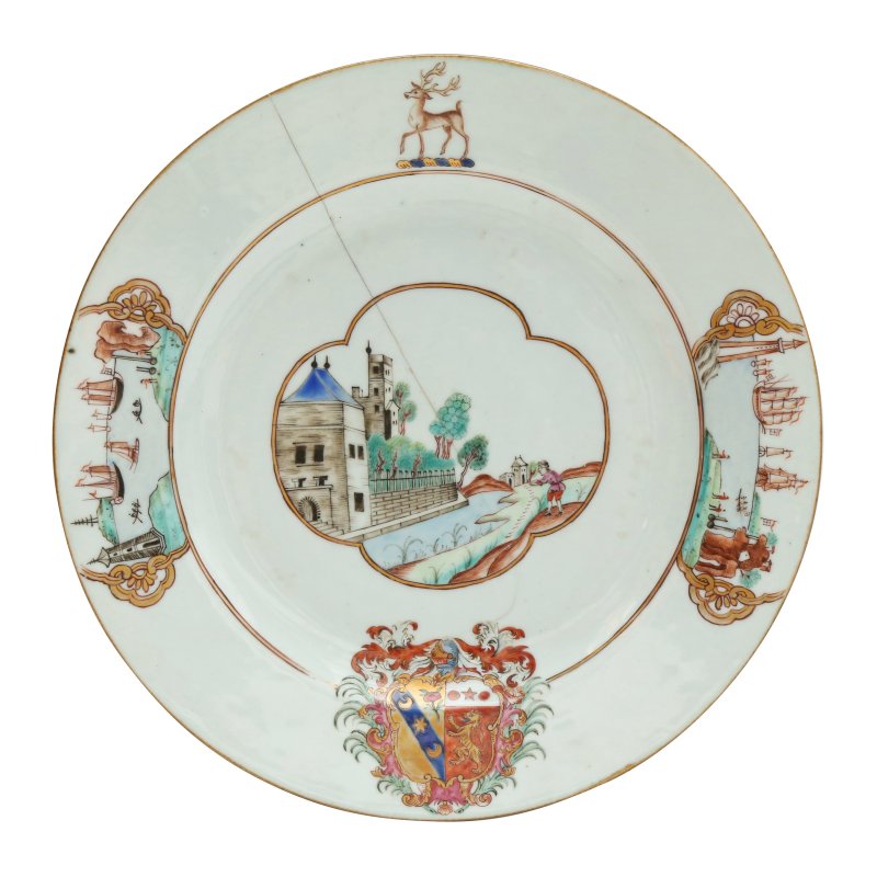 清乾隆 約1745年 粉彩紋章圖盤一組三件 | Three fine and rare Chinese export armorial dishes, Qing Dynasty, Qianlong Period, circa 1745 - 图2