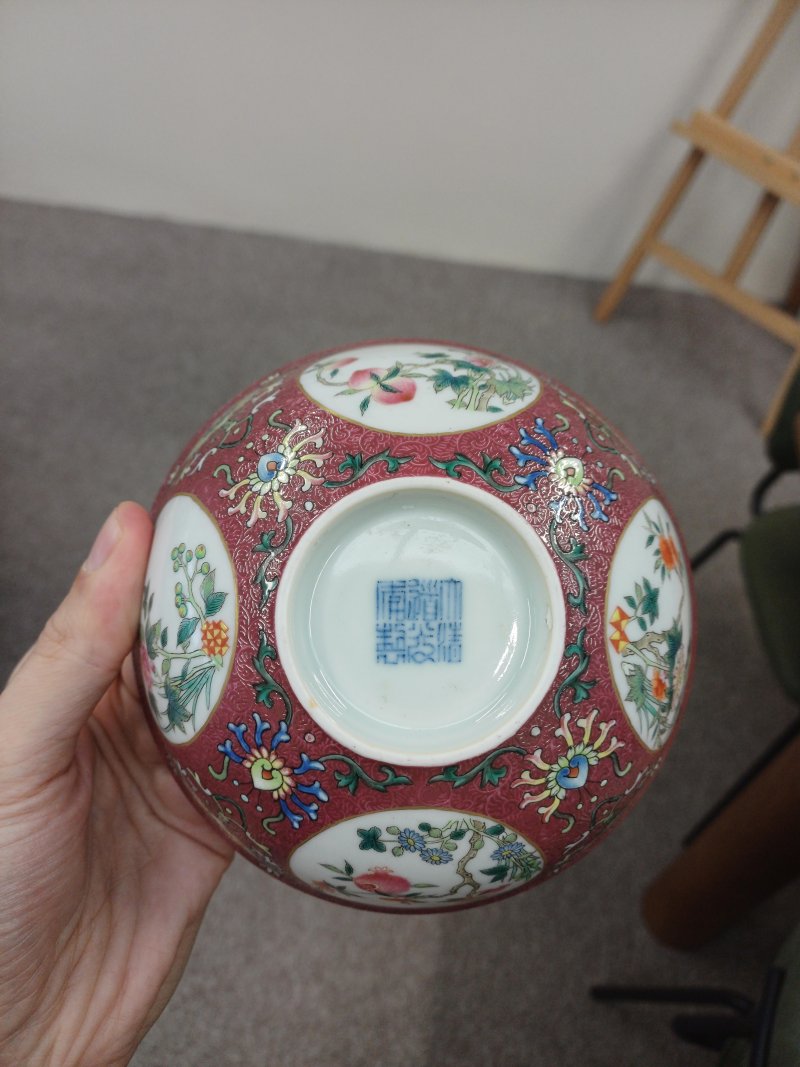 清道光 胭脂紅地軋道開光粉彩花卉紋盌 《大清道光年製》款 | Santos Collection | A fine Chinese ruby-ground sgraffiato 'medallion' bowl, Qing dynasty, Daoguang mark and period - 图20
