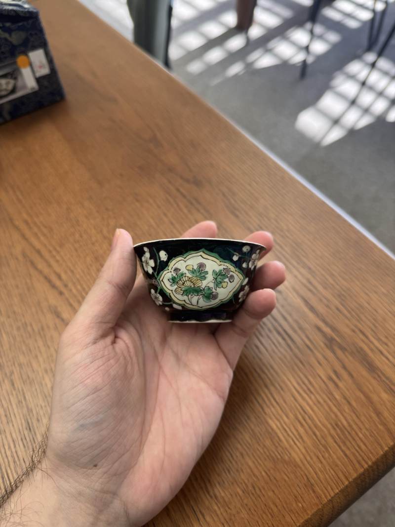 清康熙 墨地五彩花卉紋盃 | Santos Collection | A Chinese famille-noire 'blossoms' cup, Qing dynasty, Kangxi period - 图11