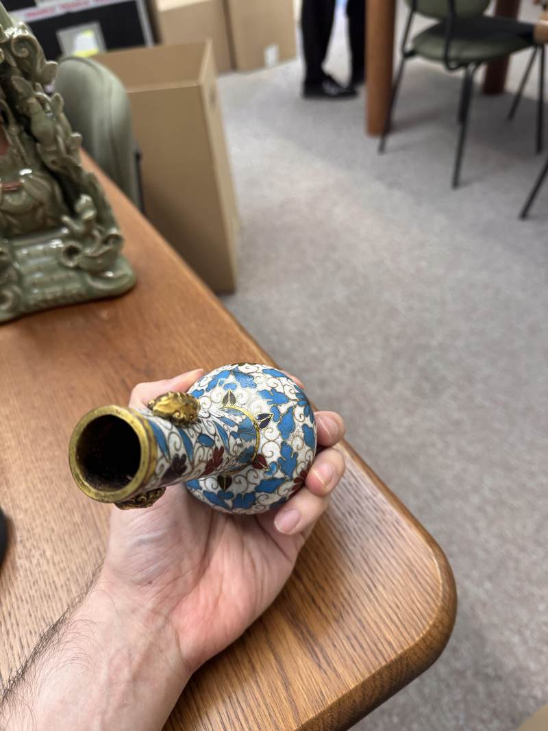 明十六/十七世紀 掐絲琺瑯掐絲菊紋銅胎鎏金瓶 《景泰年製》款 | A Chinese cloisonné enamel and gilt-bronze 'chrysanthemum' vase, Ming dynasty, 16th/17th century - 图3