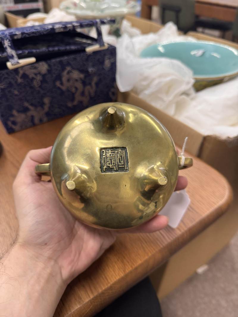 清十八/十九世紀 銅鎏金壓經三足爐《宣德》款 | A Chinese polished bronze tripod censer, Qing dynasty, 18th/19th century - 图3