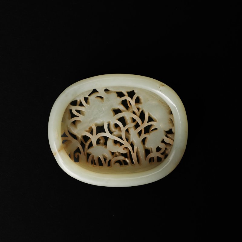 明 青白玉鏤雕蓮塘瑞鶴圖牌 | A Chinese celadon jade 'cranes and lotus' openwork oval plaque, Ming dynasty - 图2