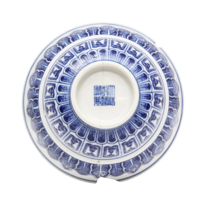 清乾隆 青花蓮瓣紋折腰盌《大清乾隆年製》款 | A Chinese blue and white ogee bowl, Qing dynasty, Qianlong mark and of the period - 图5