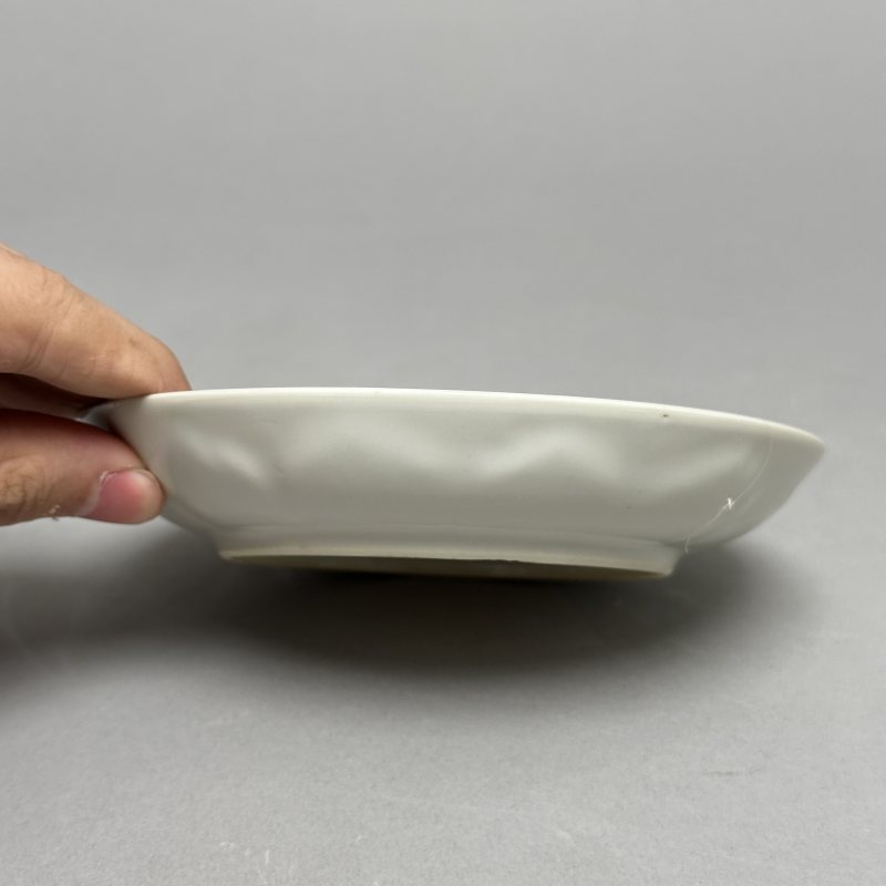清雍正 粉彩莲瓣纹杯碟一套 - 图3