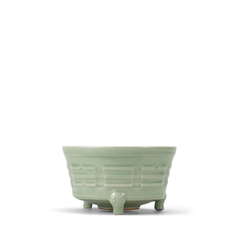 南宋/元 龍泉窯青釉八卦紋三足奩式爐 | A LONGQUAN CELADON-GLAZED TRIPOD INCENSE BURNER - 图2