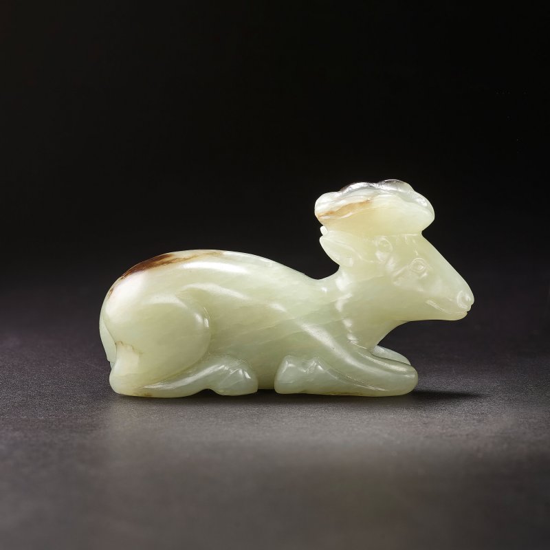 宋/明 青玉鹿擺件 | A PALE GREEN JADE CARVING OF A DEER - 图2