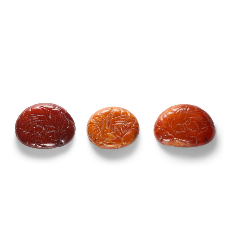 遼 琥珀花鳥紋佩飾 一組三件 | THREE AMBER 'BIRDS AND FLORAL' PENDANTS - 图1