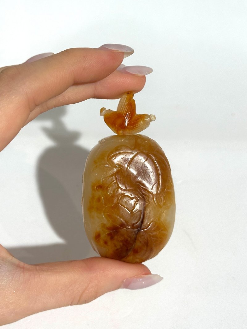 清十九世紀 白玉巧雕⌈瓜瓞⌋鼻煙壺 | A WHITE AND RUSSET JADE 'MELON' SNUFF BOTTLE - 图3