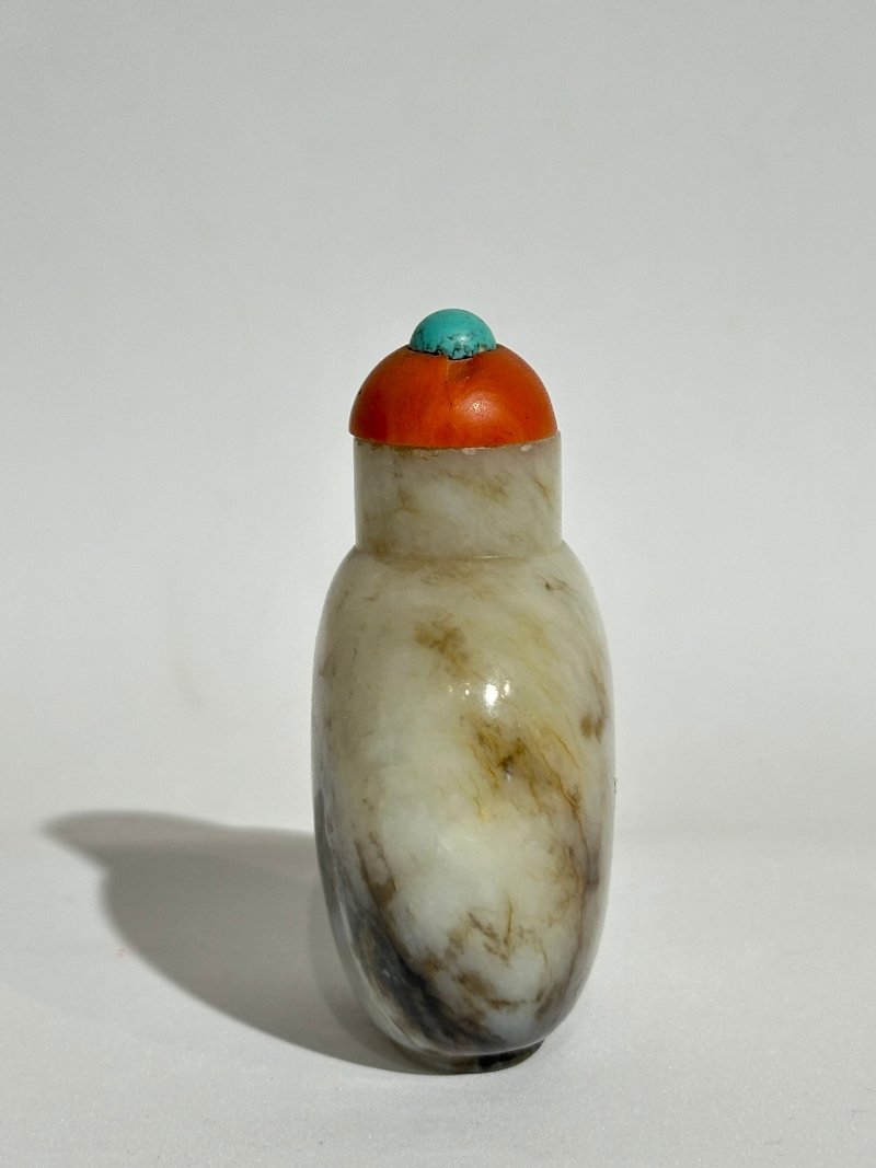 十八/十九世紀 墨玉、灰墨玉光素鼻煙壺二件 | A MOTTLED BLACK JADE AND A GREY AND BLACK JADE SNUFF BOTTLE - 图8