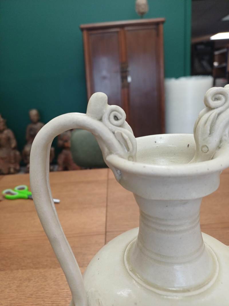 唐 白釉雙螭龍耳瓶 | A Chinese straw-glazed stoneware 'amphora' vase, Tang Dynasty - 图12