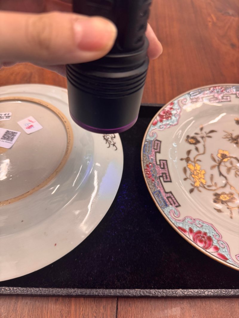 清十八世紀 粉彩描金花卉紋盤一對 | A pair of Chinese export gilt-decorated famille-rose dishes, Qing dynasty, 18th century - 图3
