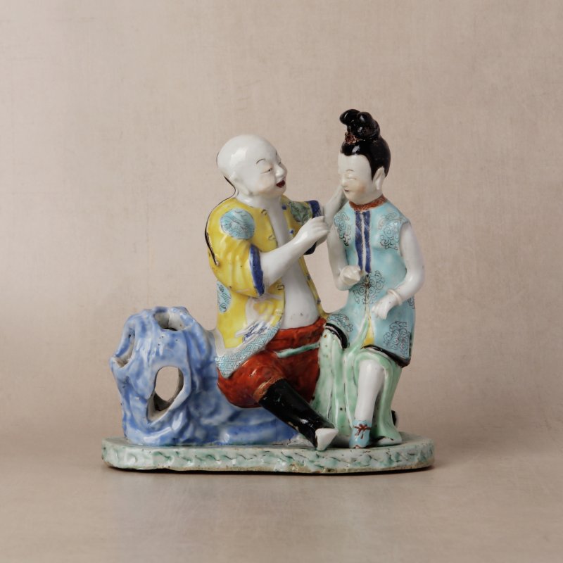 清乾隆 粉彩人物坐像擺件 | Santos Collection | A fine Chinese export famille-rose figure of a seated man and lady, Qing dynasty, Qianlong period