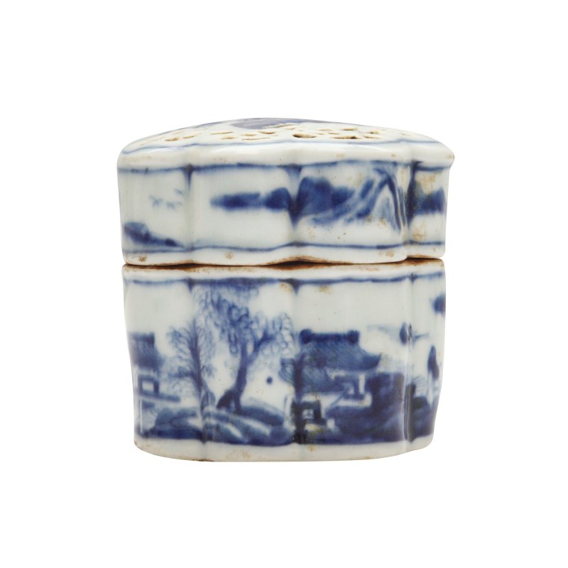清十八至十九世紀 青花如意形蓋爐 《大清乾隆年製》款 | A Chinese blue and white sceptre-shaped censer and cover, Qing dynasty, 18th-19th century - 图5