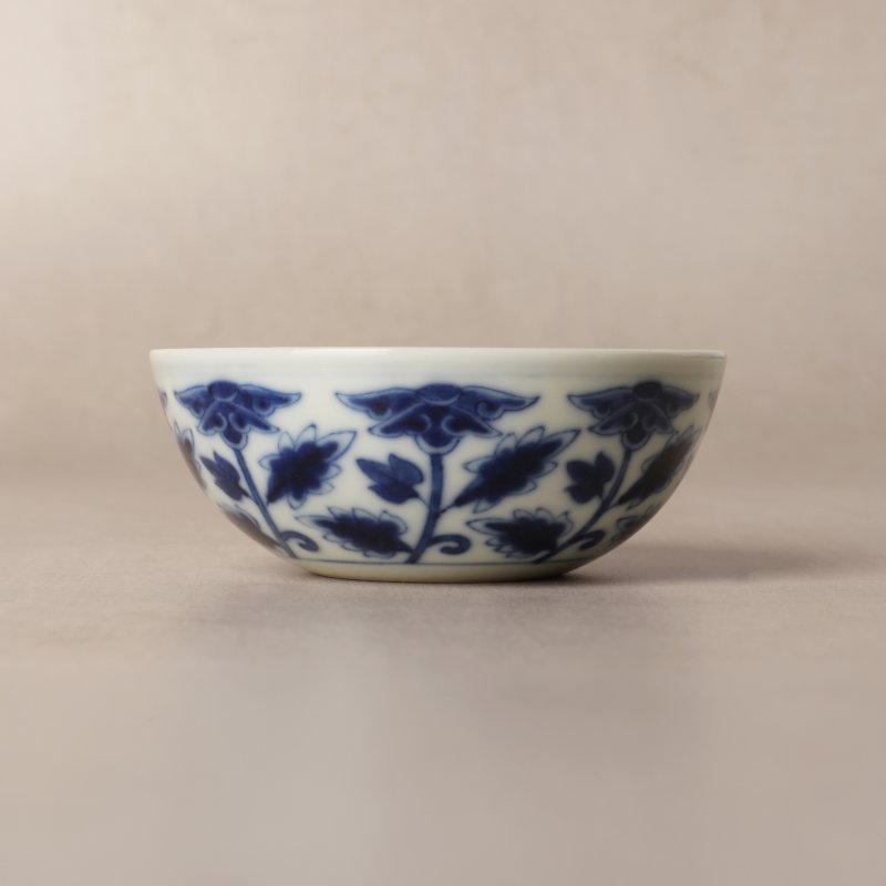 清宣統 1909年（宣統己酉年）青花花卉紋盃 《大清宣統年製》款 | Santos Collection | A fine Chinese blue and white 'floral' cup, Xuantong mark and of the period, dated 1909 - 图4
