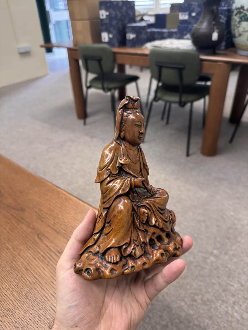 清十八/十九世紀 黃楊木雕觀音菩薩坐像 | A Chinese boxwood carved figure of Guanyin, Qing dynasty, 18th/19th century - 图18