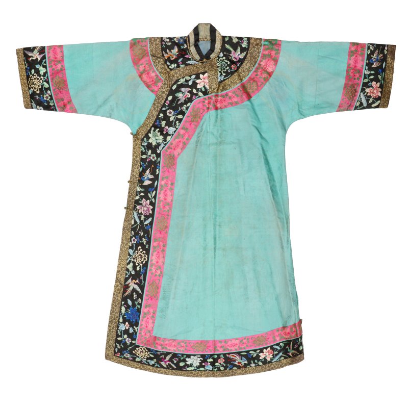 清十九世紀 綠地刺繡花鳥紋夾袍 | A Chinese woman's green embroidered 'birds and flowers' silk robe, Qing dynasty, 19th century