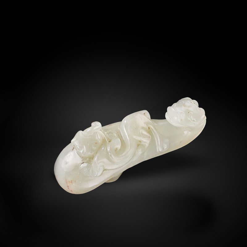 清 白玉蒼龍教子帶鈎 | A WHITE JADE 'DRAGON' BELT HOOK - 图2