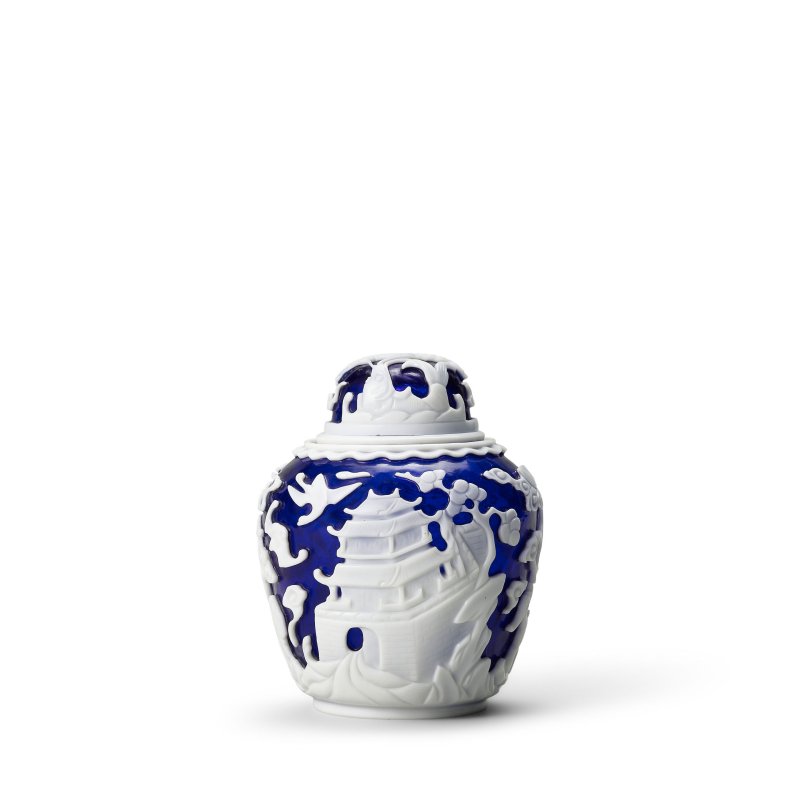 清乾隆 藍地套白料瑞獸紋蓋罐 | A WHITE OVERLAY BLUE GLASS 'MYTHICAL BEAST' JAR AND COVER - 图3
