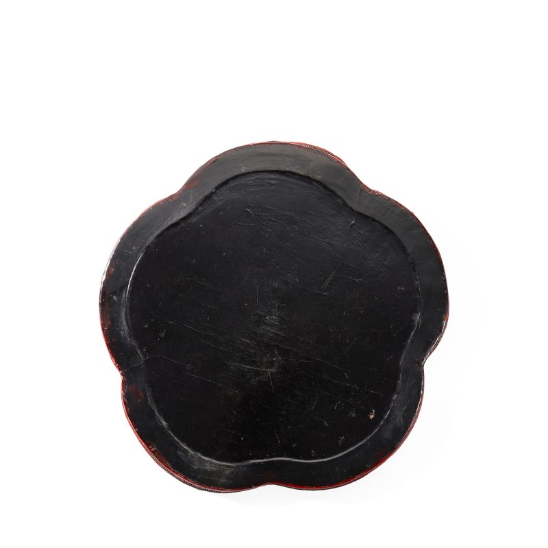 晚明 剔紅布袋圖盤 | A CARVED CINNABAR LACQUER 'BUDAI' LOBED DISH - 图2
