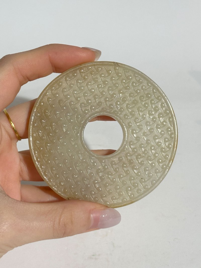 清 白玉微沁勾連雲紋璧 及座 | A WHITE JADE DISC, BI - 图3
