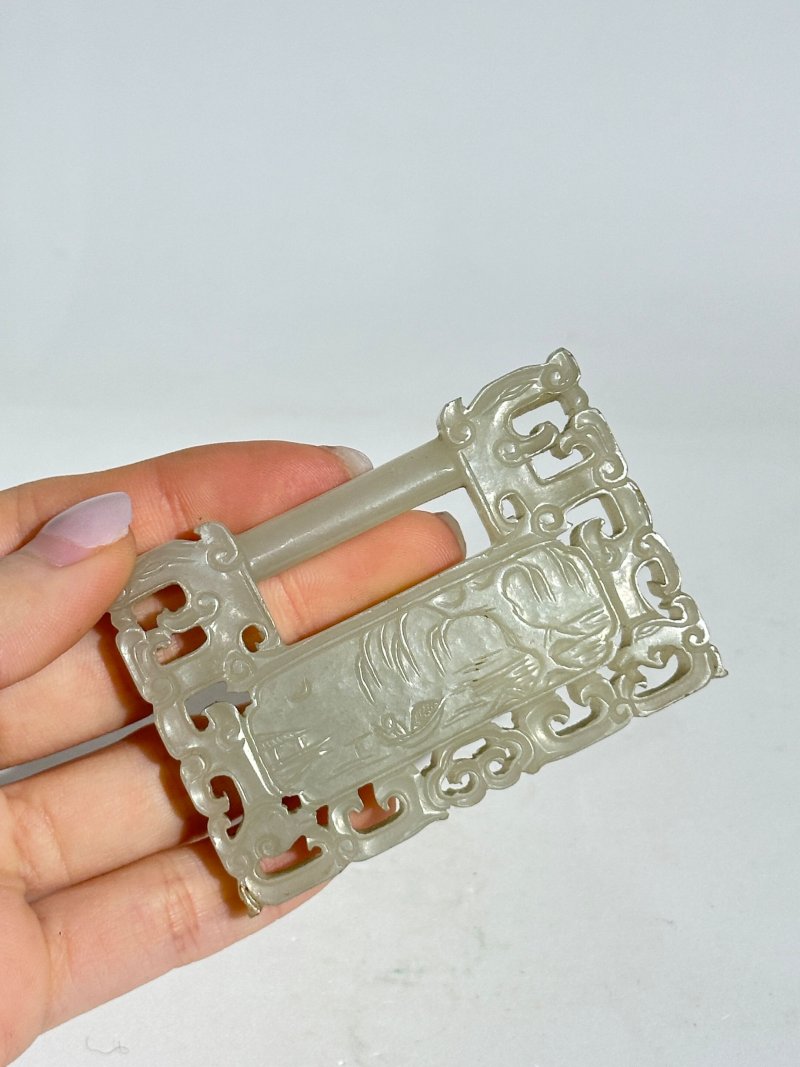 清十九世紀 白玉⌈長命富貴⌋牌 及座 | A WHITE JADE 'LONGEVITY' PLAQUE - 图3