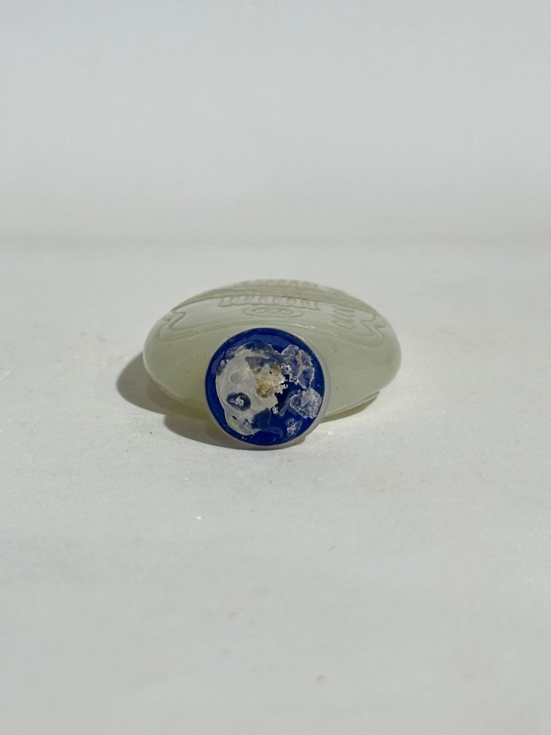 十九 白玉⌈琴瑟包袱⌋紋樣鼻煙壺 | A WHITE JADE 'ZITHER' SNUFF BOTTLE - 图4