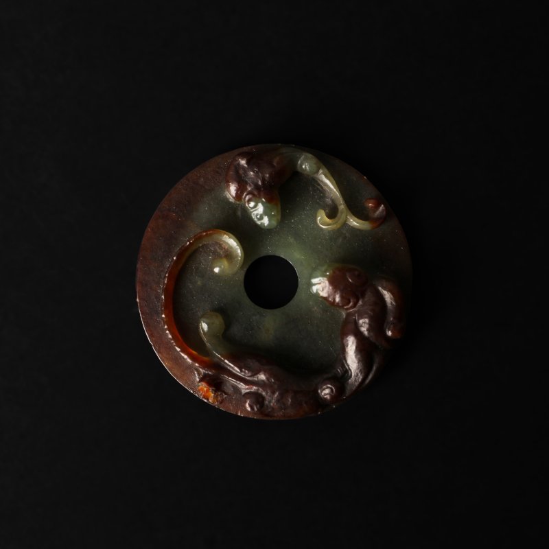 清 仿古螭龍紋玉璧佩 | A Chinese archaistic carved jade 'chilong' bi disc pendant, Qing dynasty