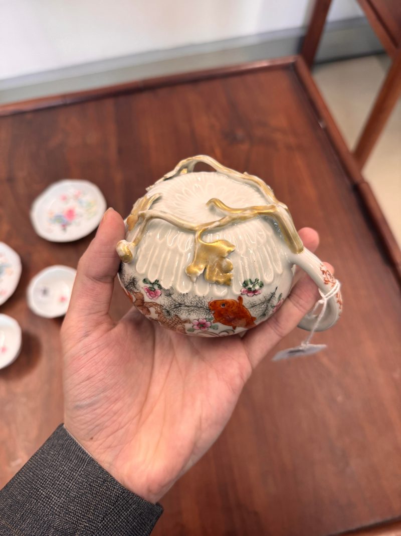 清雍正 粉彩魚藻紋蓋壼 | Santos Collection | A Chinese export famille-rose 'fish pond' teapot, Qing dynasty, Yongzheng period - 图9