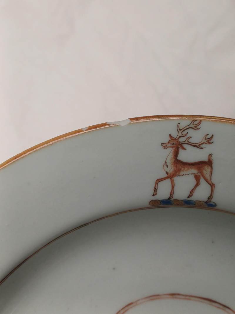 清乾隆 約1745年 粉彩紋章圖盤一組四件 | Four fine and rare Chinese export armorial soup bowls, Qing Dynasty, Qianlong Period, circa 1745 - 图11