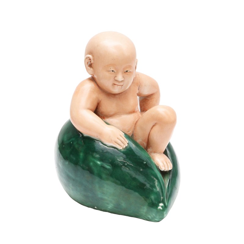 民國 粉彩童子獻壽像 | A Chinese famille-rose 'boy and peach' figure, Republic period