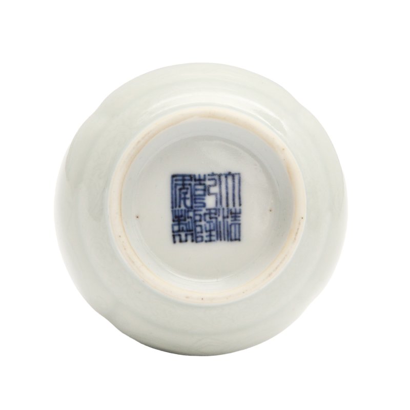 清 白釉暗刻纏枝花卉紋瓶 《大清乾隆年製》款 | A small Chinese monochrome white-glazed incised vase, Qing dynasty - 图3