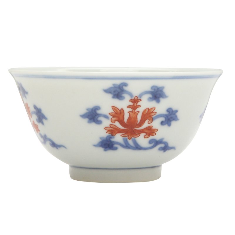 十九/二十世紀 青花礬紅折枝番蓮紋盃 《大清乾隆年製》款 | A Chinese blue and white and copper-red 'Indian lotus' cup, 19th/20th century - 图4