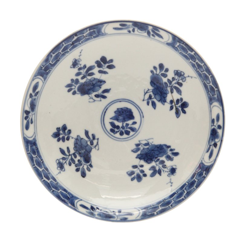 清康熙 青花咖啡釉花卉紋盤 | A Chinese blue and white café-au-lait dish, Qing dynasty, Kangxi period - 图1
