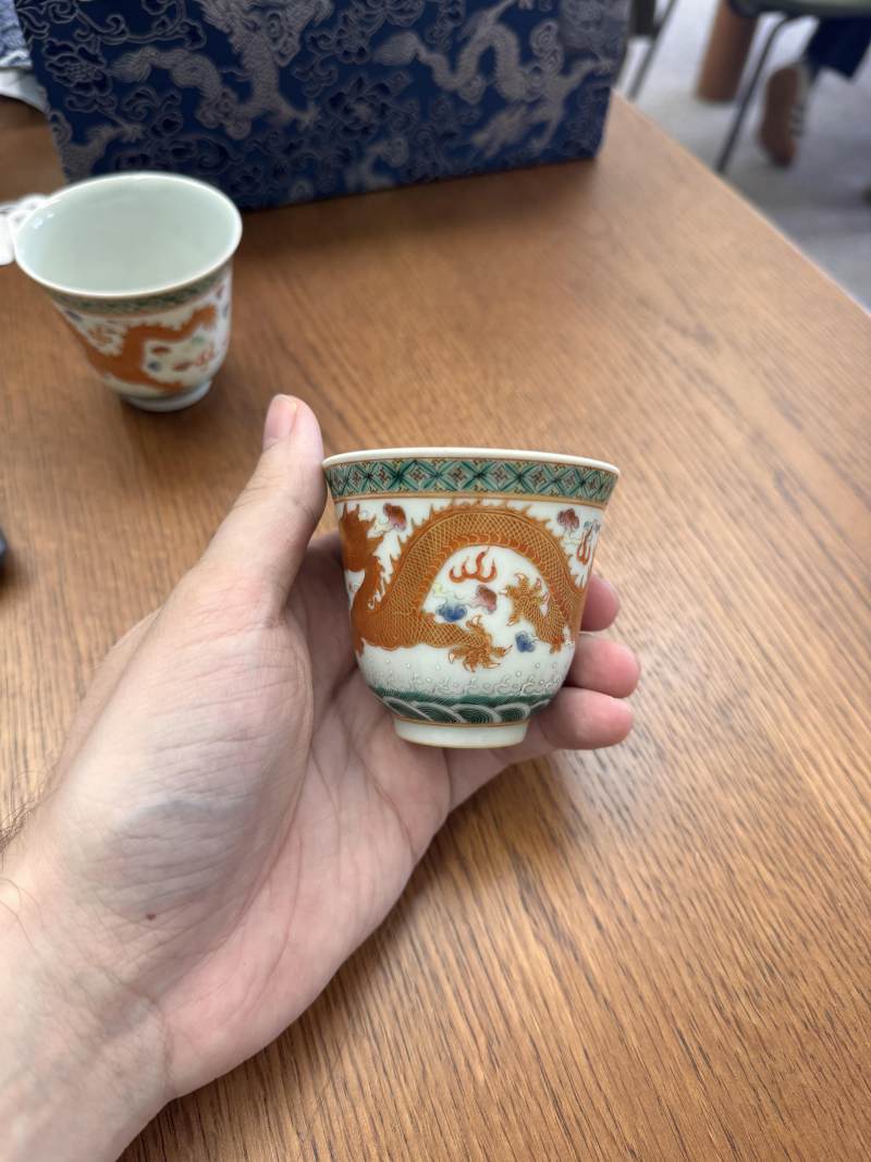 清宣統 粉彩描金龍紋盃一對 《大清宣統年製》款 | Santos Collection | A pair of Chinese famille-rose gilt-decorated 'dragon' cups, Xuantong marks and of the period - 图7