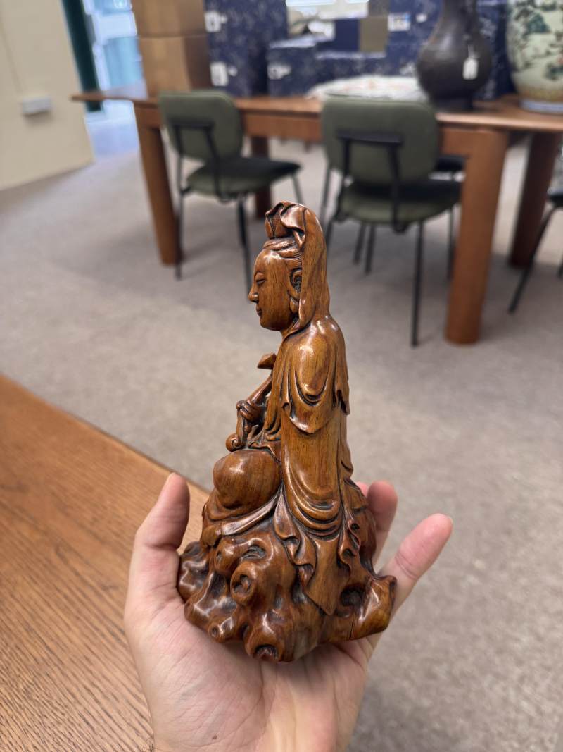 清十八/十九世紀 黃楊木雕觀音菩薩坐像 | A Chinese boxwood carved figure of Guanyin, Qing dynasty, 18th/19th century - 图8