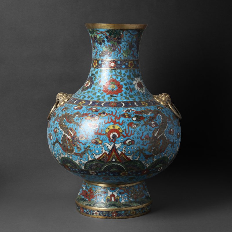 明十七世紀 掐絲琺瑯雲龍紋銅胎鎏金雙獸活環耳壺 | † A large Chinese cloisonné enamel and gilt-bronze 'dragon' vase, hu, Ming dynasty, 17th century - 图3