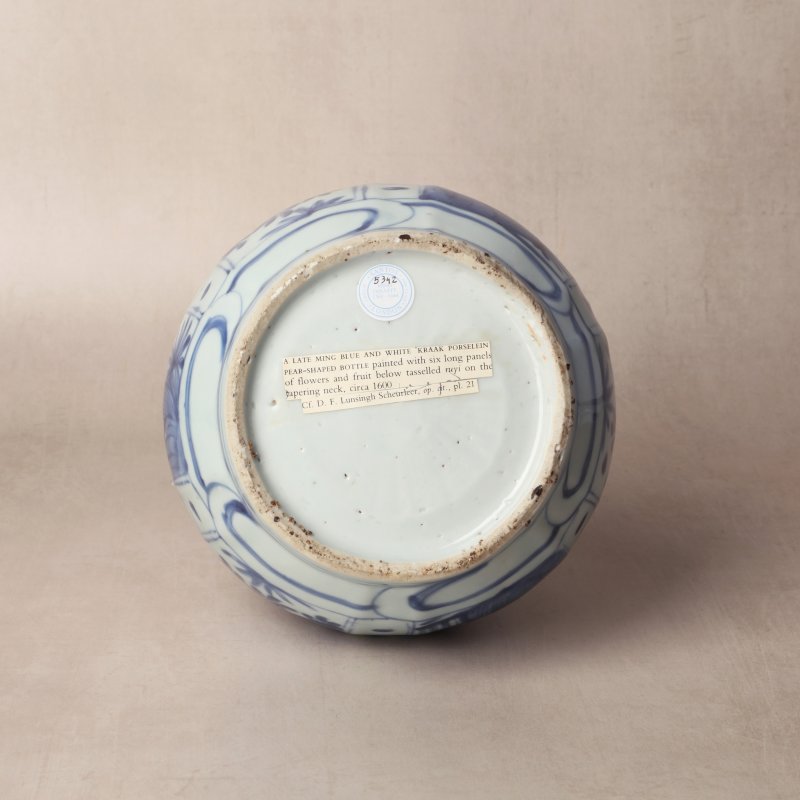 明 青花克拉克花卉紋膽瓶 | Santos Collection | A Chinese blue and white 'Kraak' bottle vase, Ming dynasty - 图11